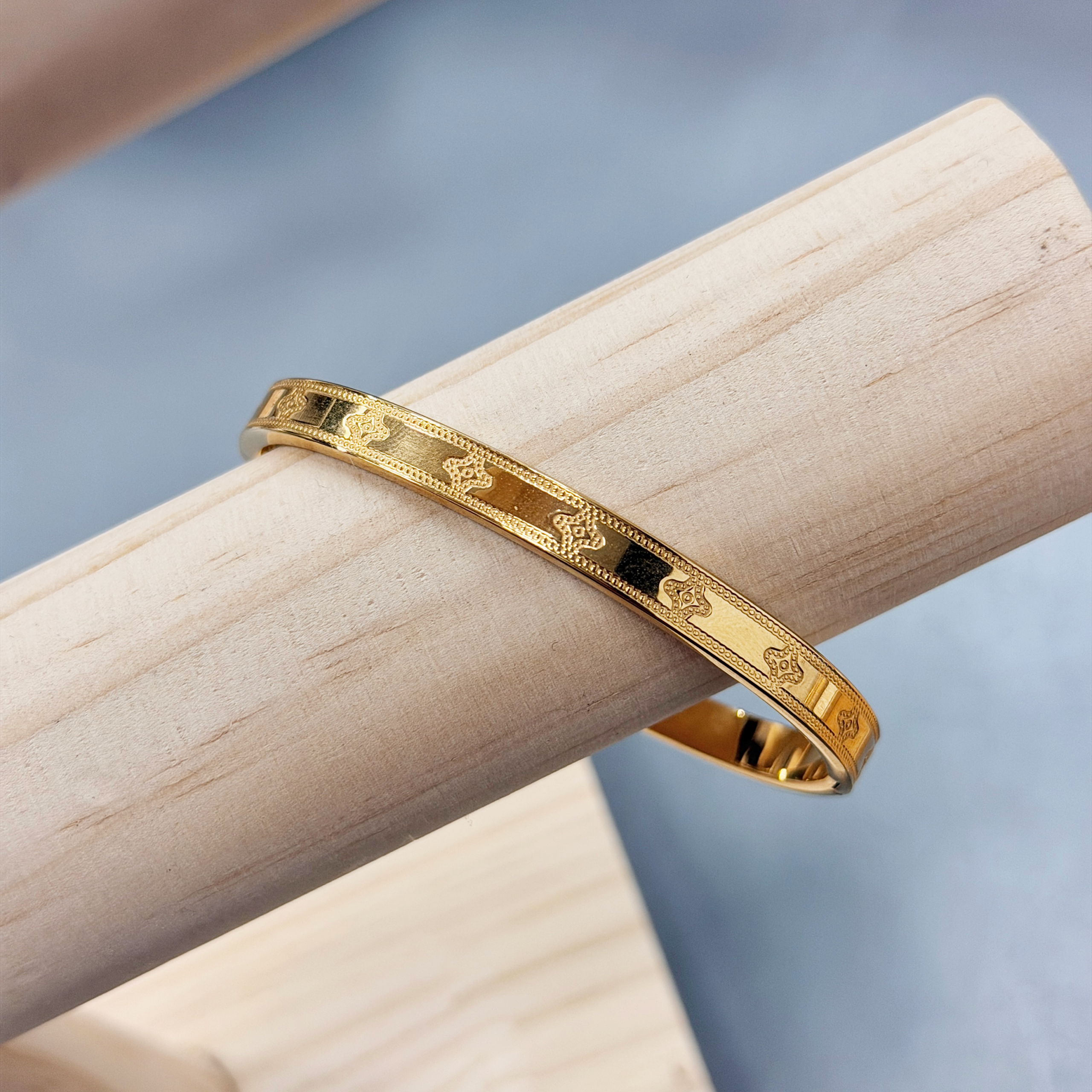 Retro Gold Embossed Flower Motif Bangle picture3 - Eriy Gift